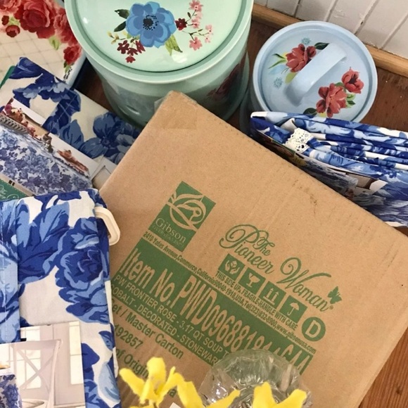 🌺 New Pioneer Woman Frontier Rose Soup Tureen & Ladle - Picture 6 of 7